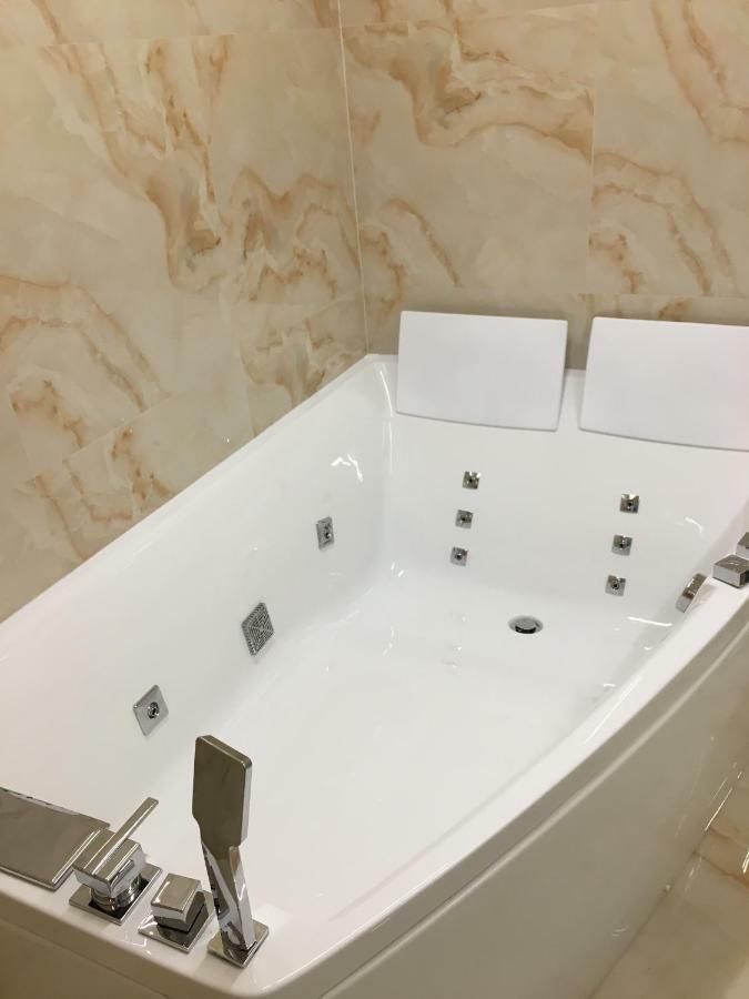 4-room Jacuzzi *